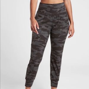 Salutation Jogger Camo